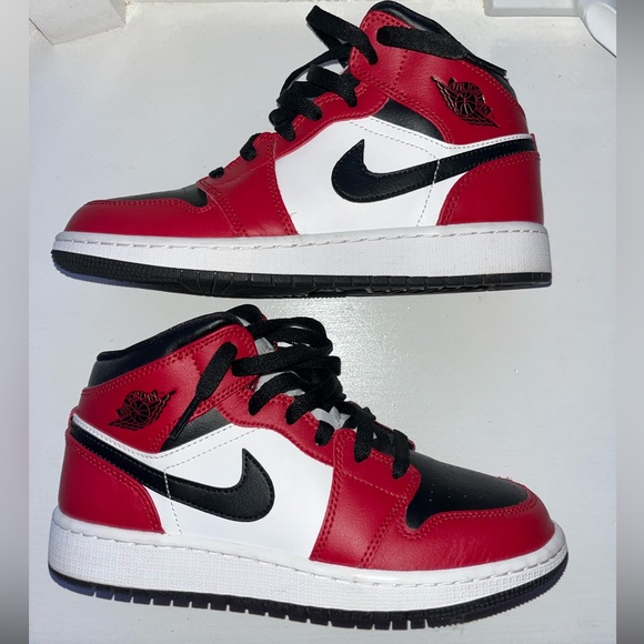 COPY - Air Jordan 1 Mid GS ‘Chicago Black Toe’ - Picture 2 of 5